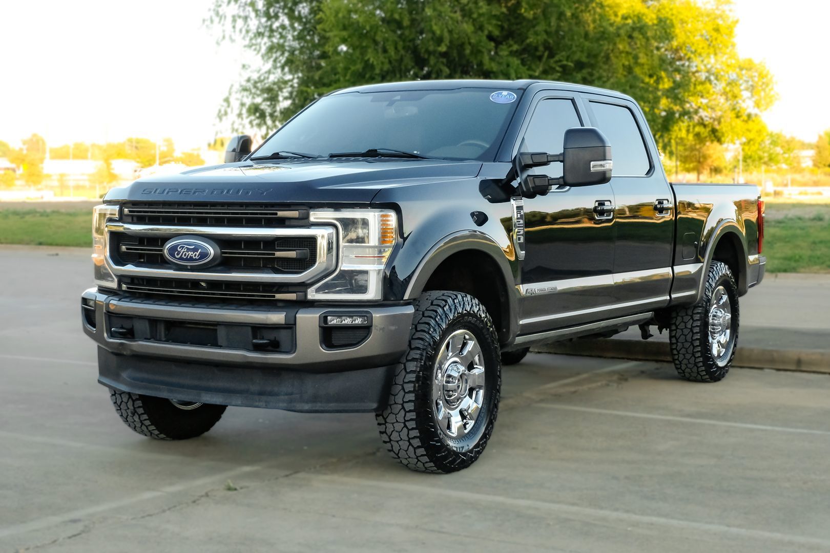 Photo 2 of this Ford Super Duty F-250 SRW