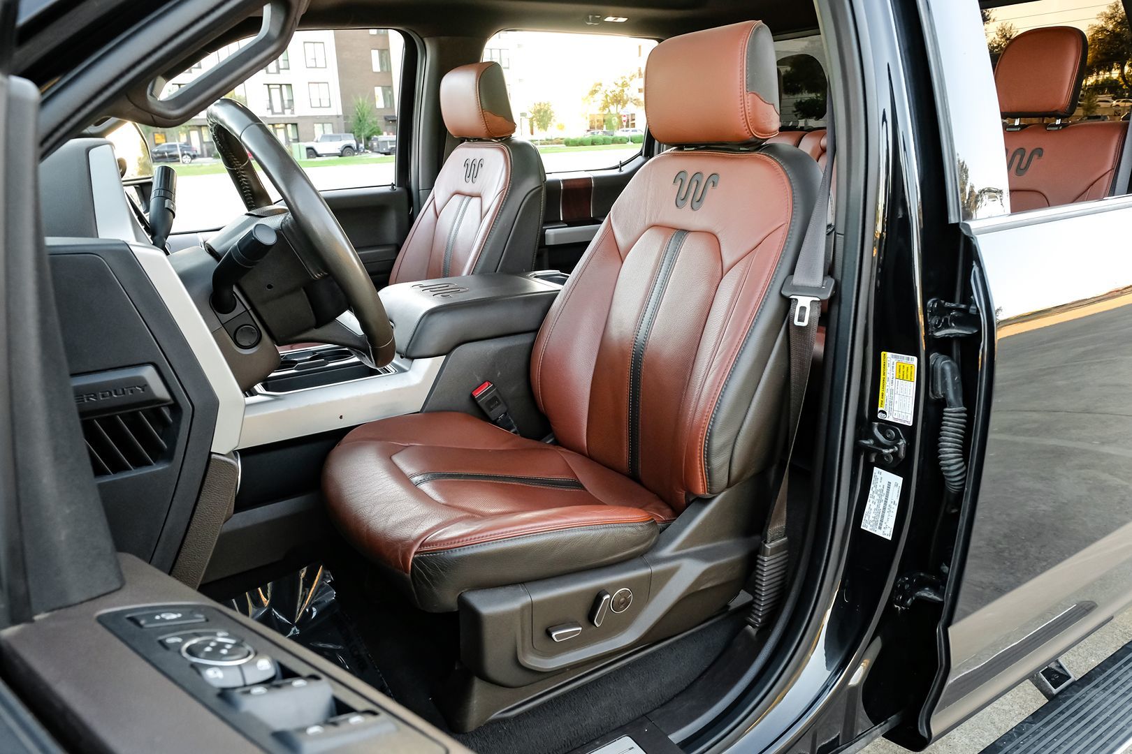Photo 35 of this Ford Super Duty F-250 SRW