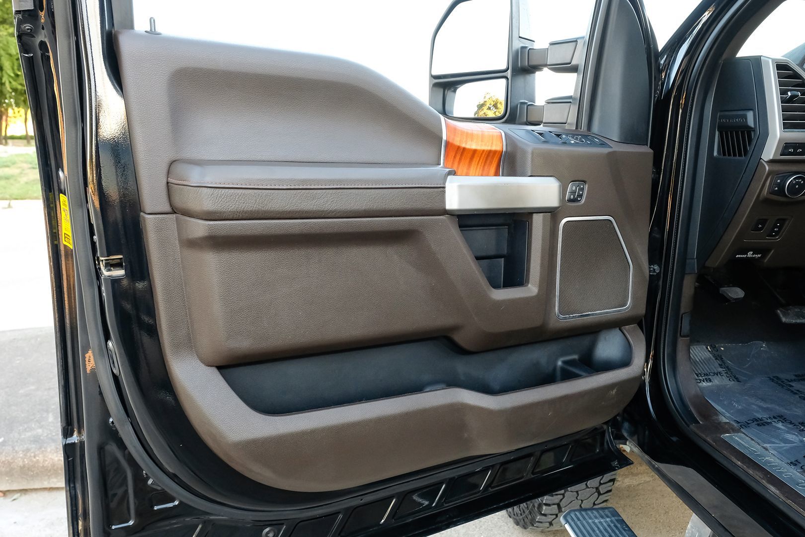 Photo 48 of this Ford Super Duty F-250 SRW