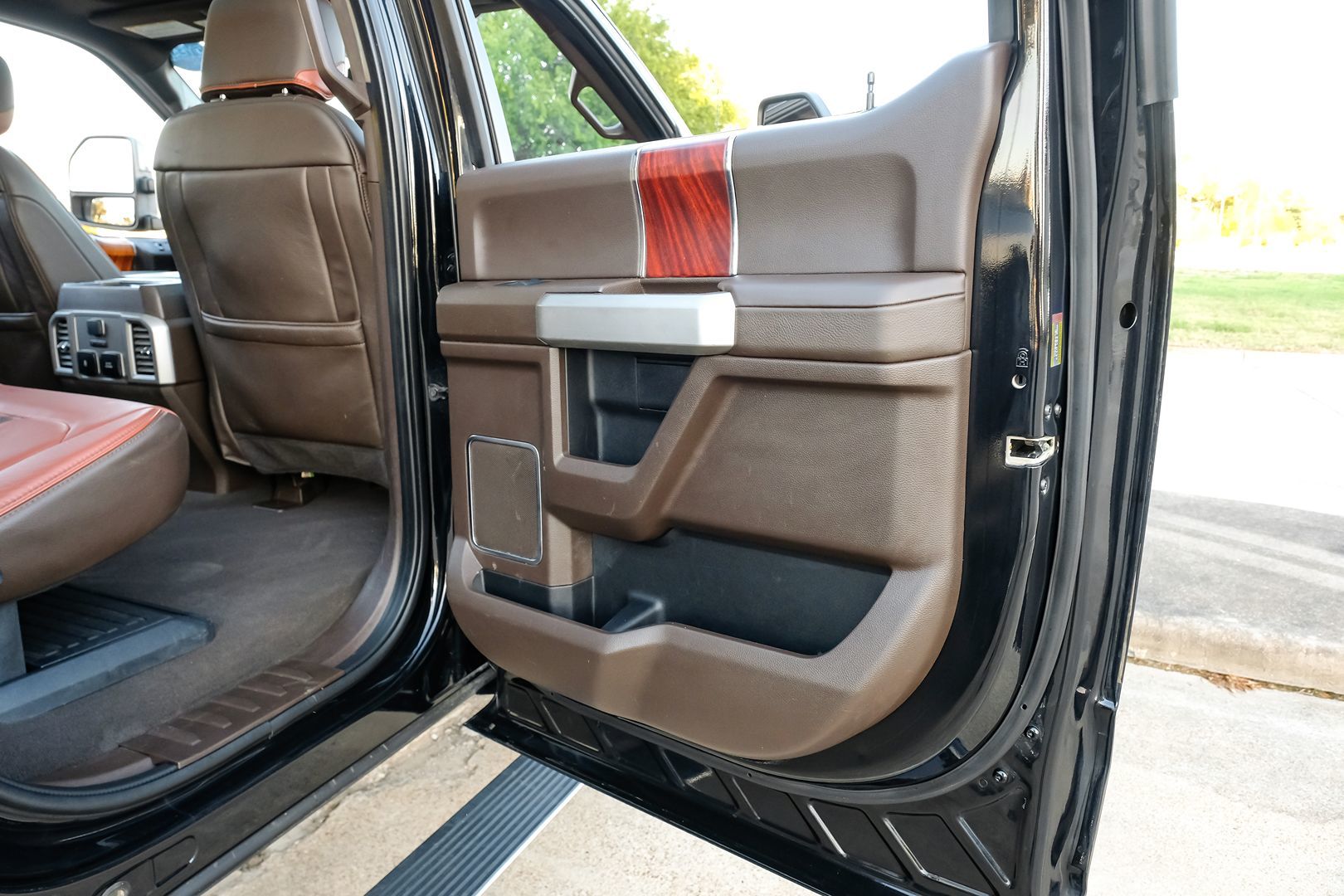Photo 52 of this Ford Super Duty F-250 SRW
