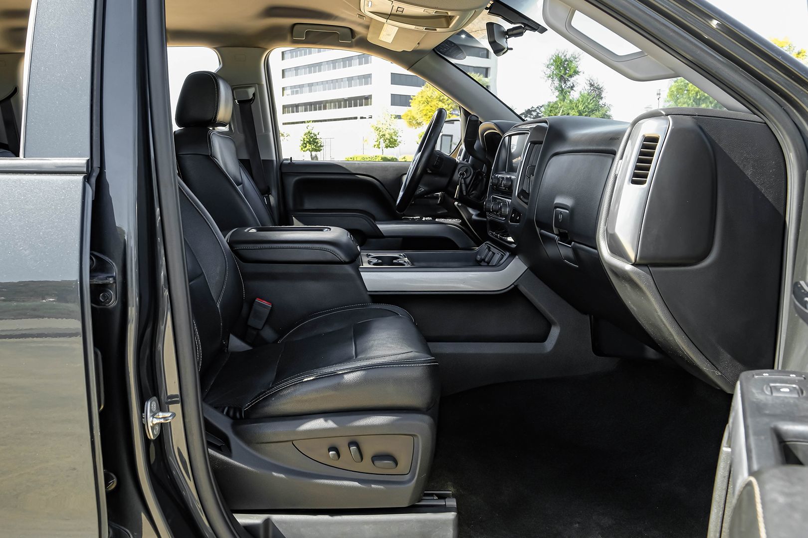 Photo 33 of this Chevrolet Silverado 1500