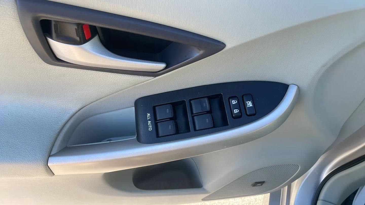 2011 Toyota Prius III - Photo 9