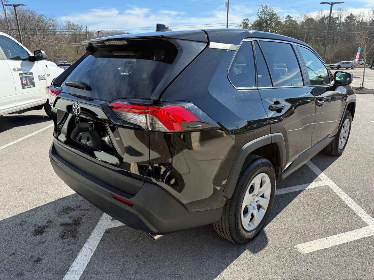 2023 Toyota RAV4 LE - Photo 5