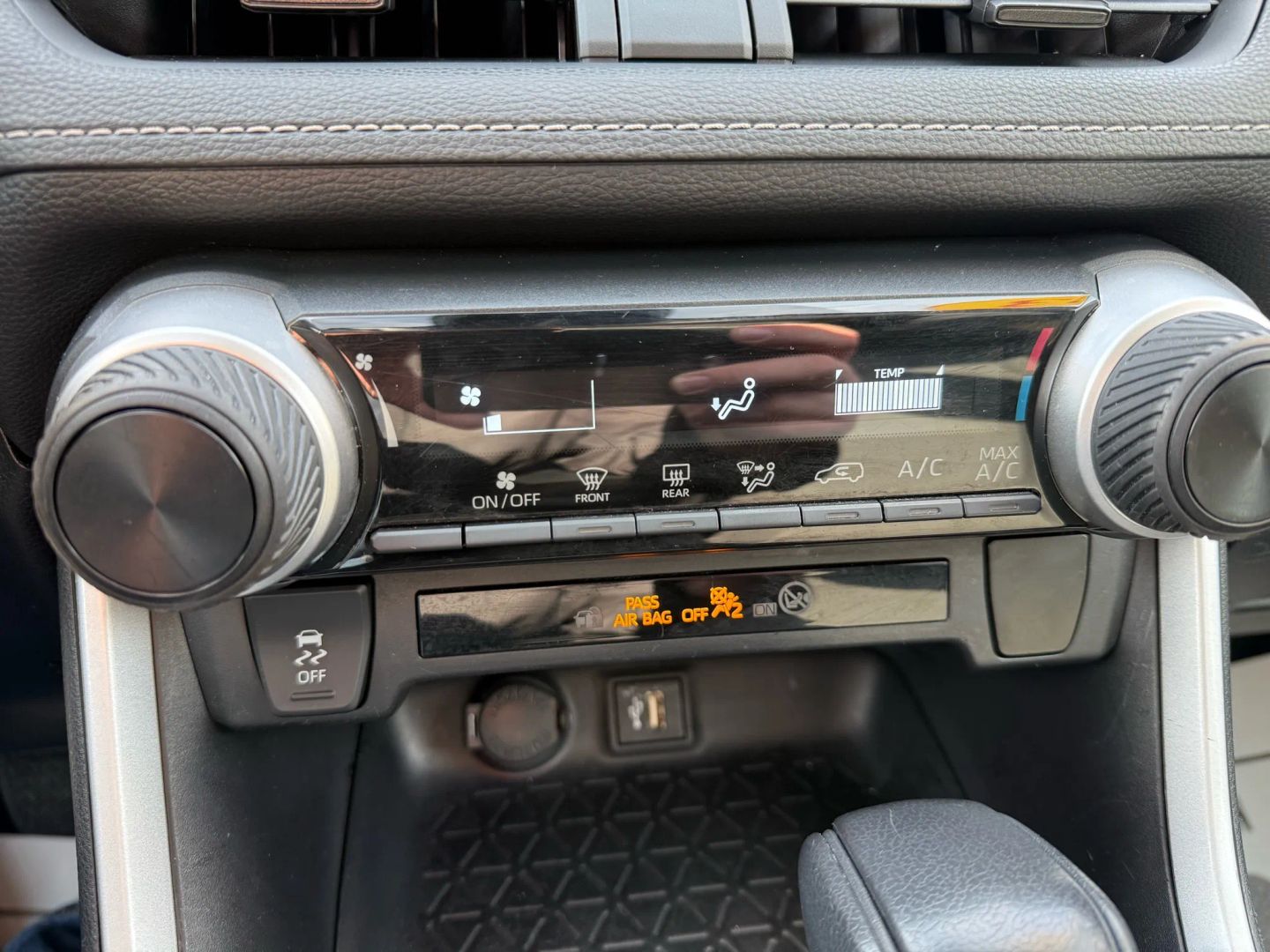 2023 Toyota RAV4 LE - Photo 14