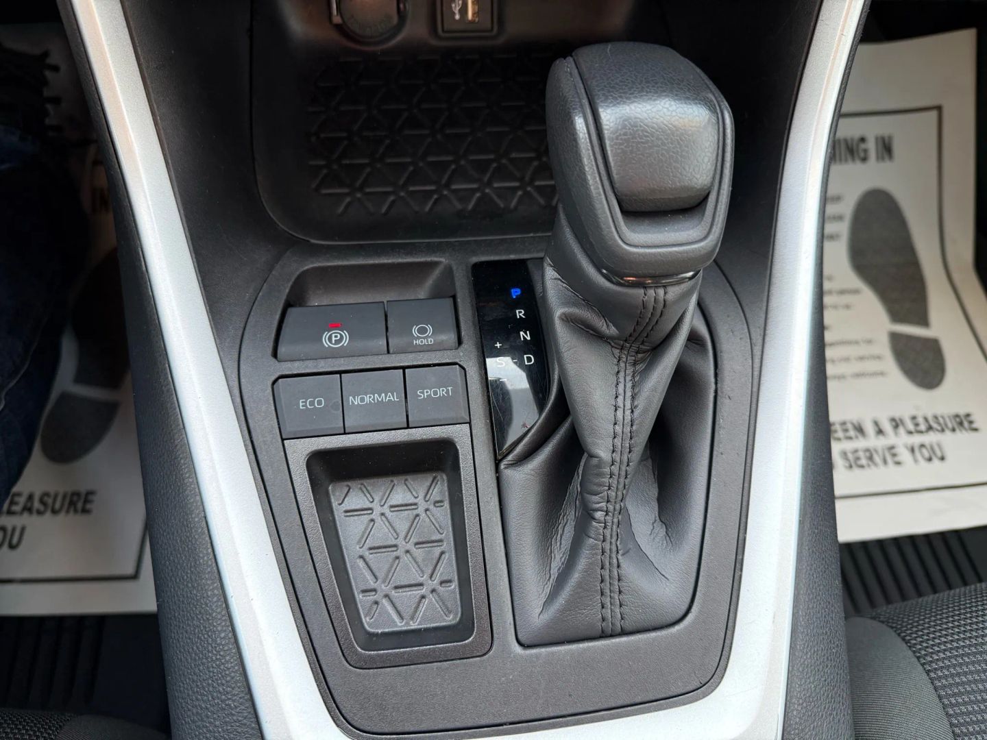 2023 Toyota RAV4 LE - Photo 15