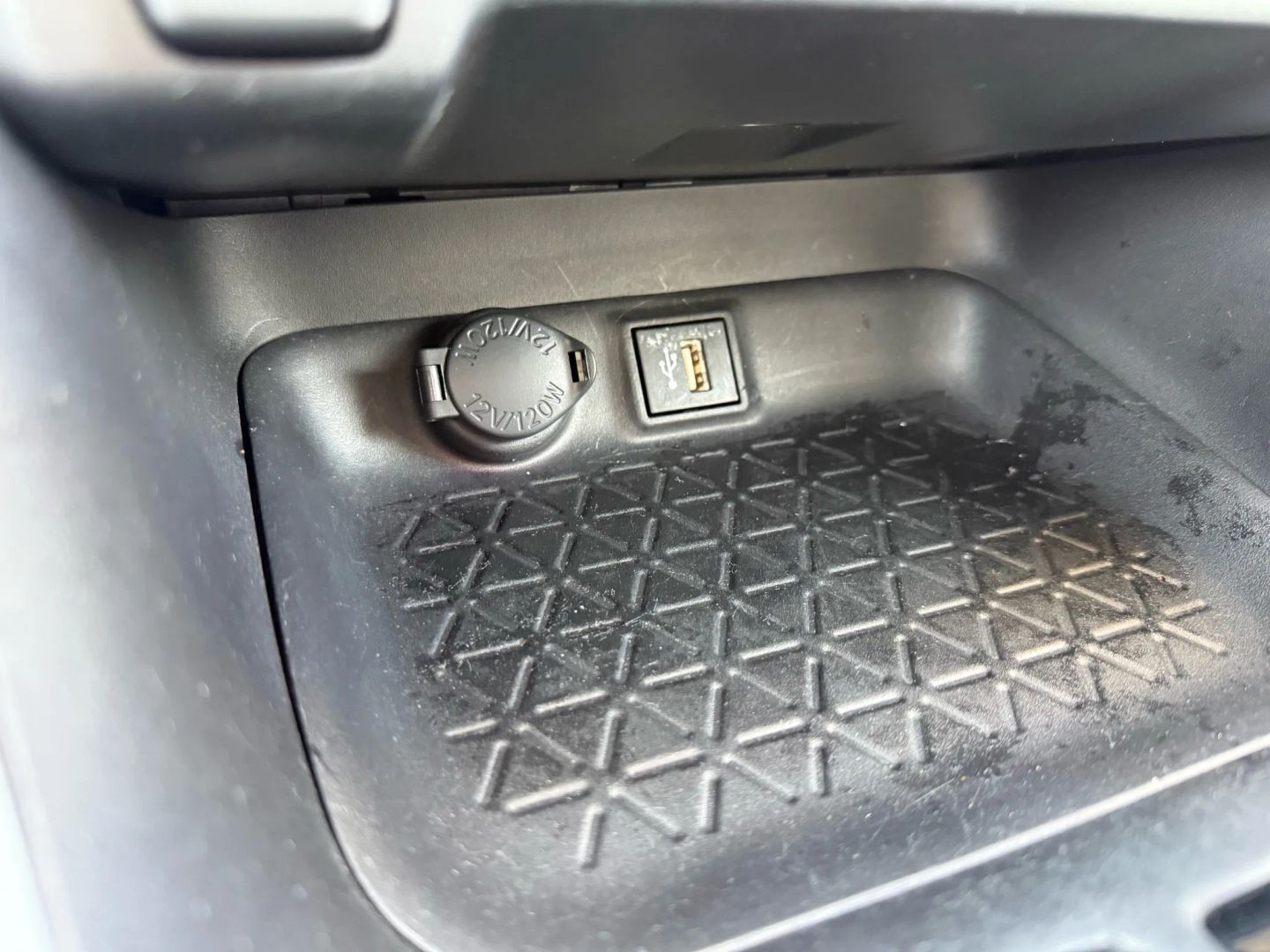 2023 Toyota RAV4 LE - Photo 18