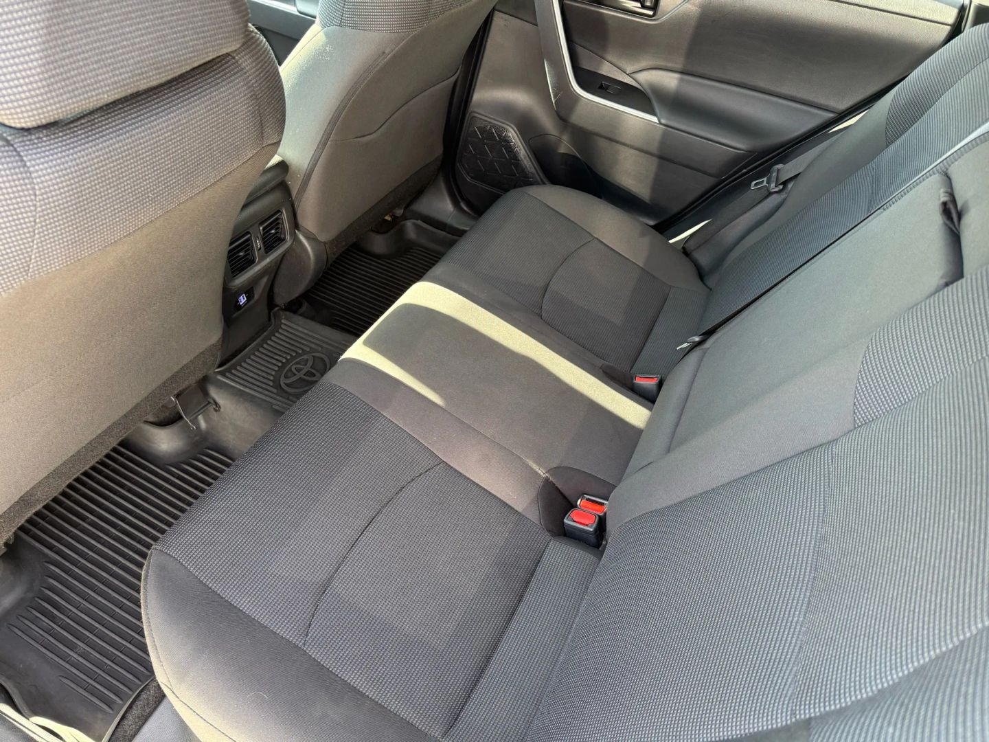 2023 Toyota RAV4 LE - Photo 23