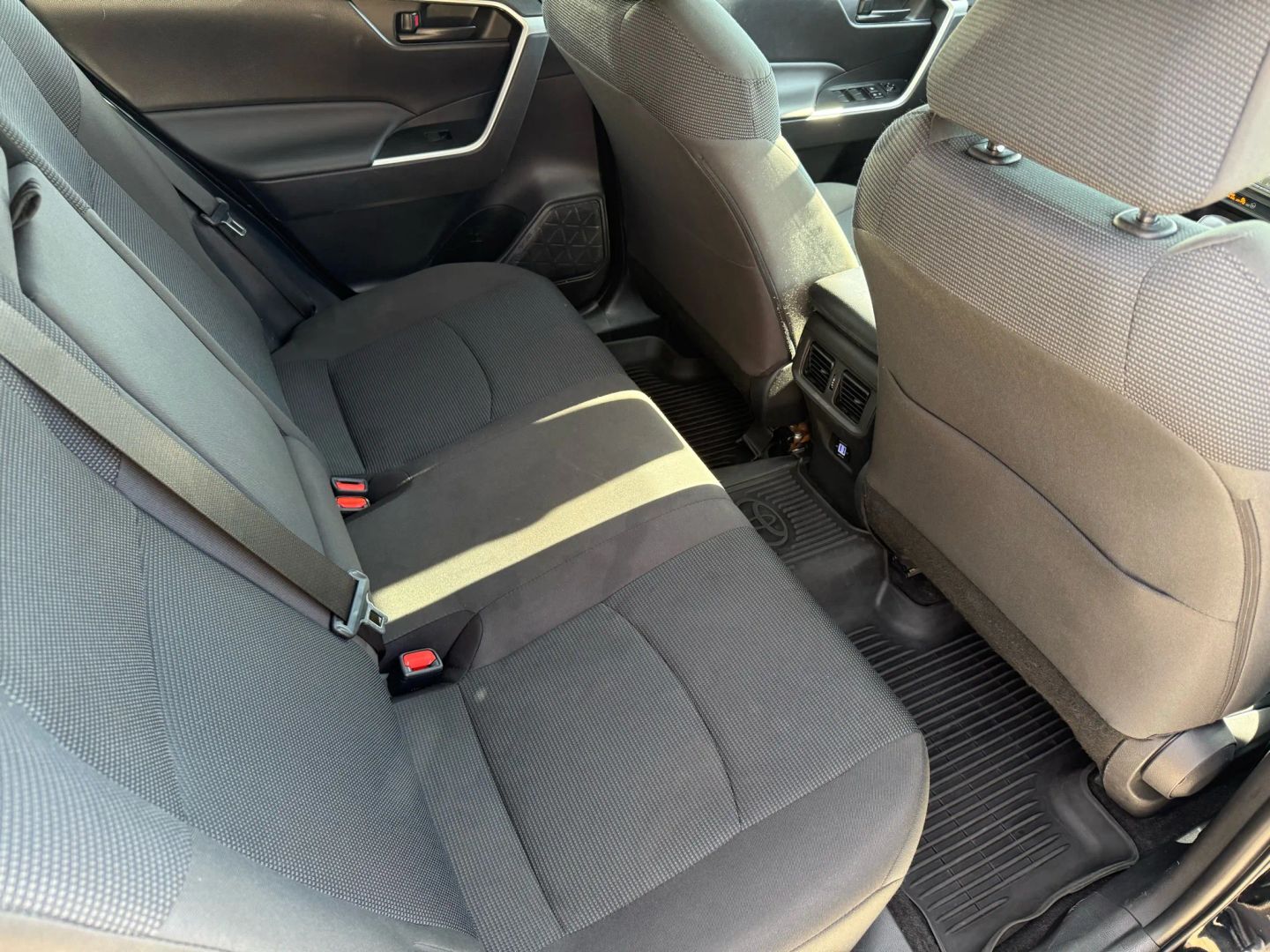 2023 Toyota RAV4 LE - Photo 27