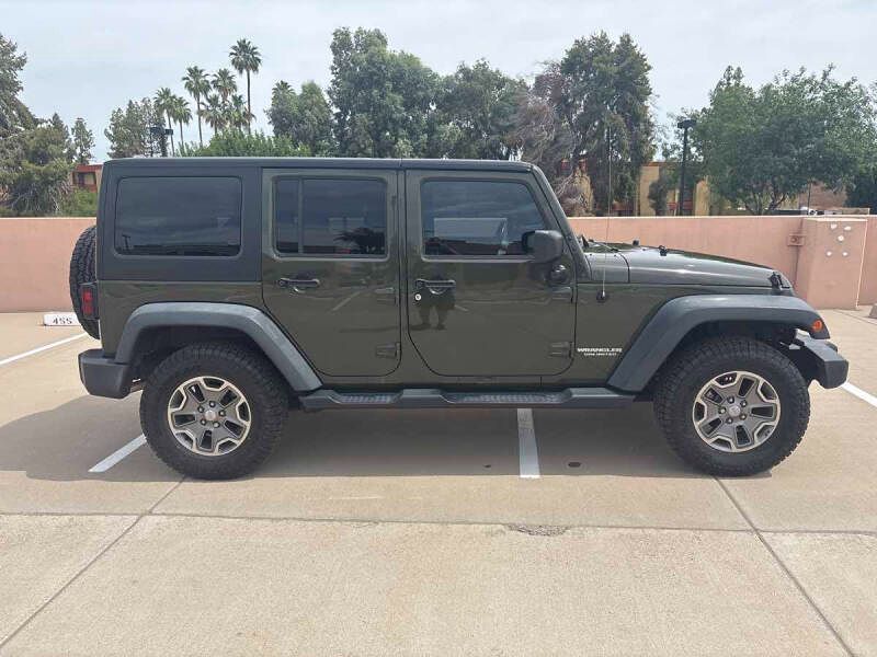 Image 8 of 2015-Jeep-Wrangler-Unlimited-Rubicon