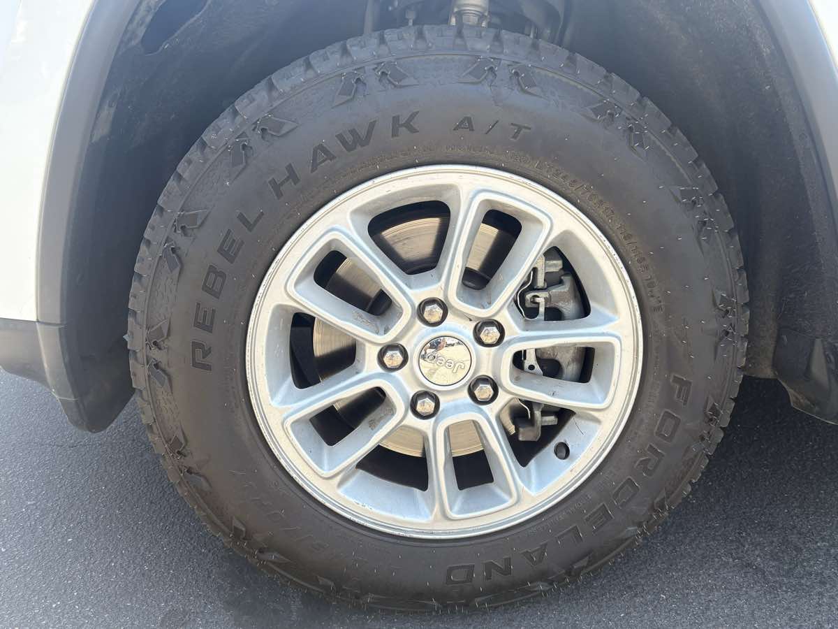 Image 9 of 2018-Jeep-Grand-Cherokee-Laredo-E