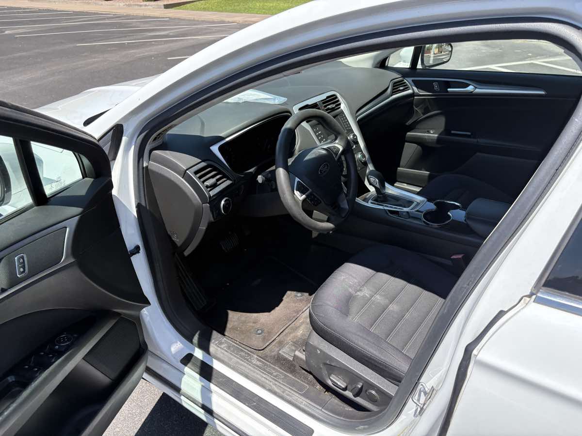 2015 Ford Fusion SE - Photo 13