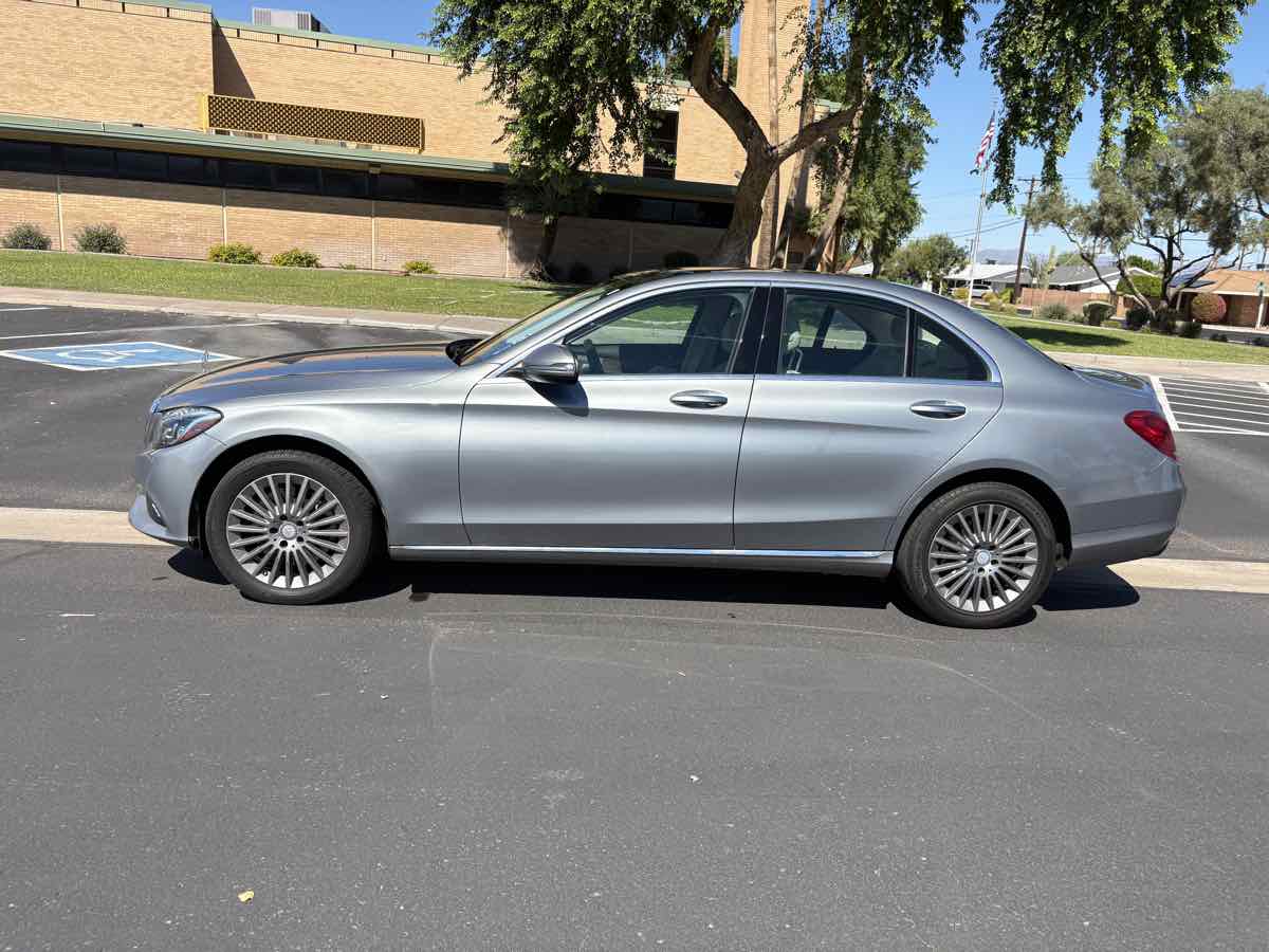 Mercedes-Benz C300 photo 3