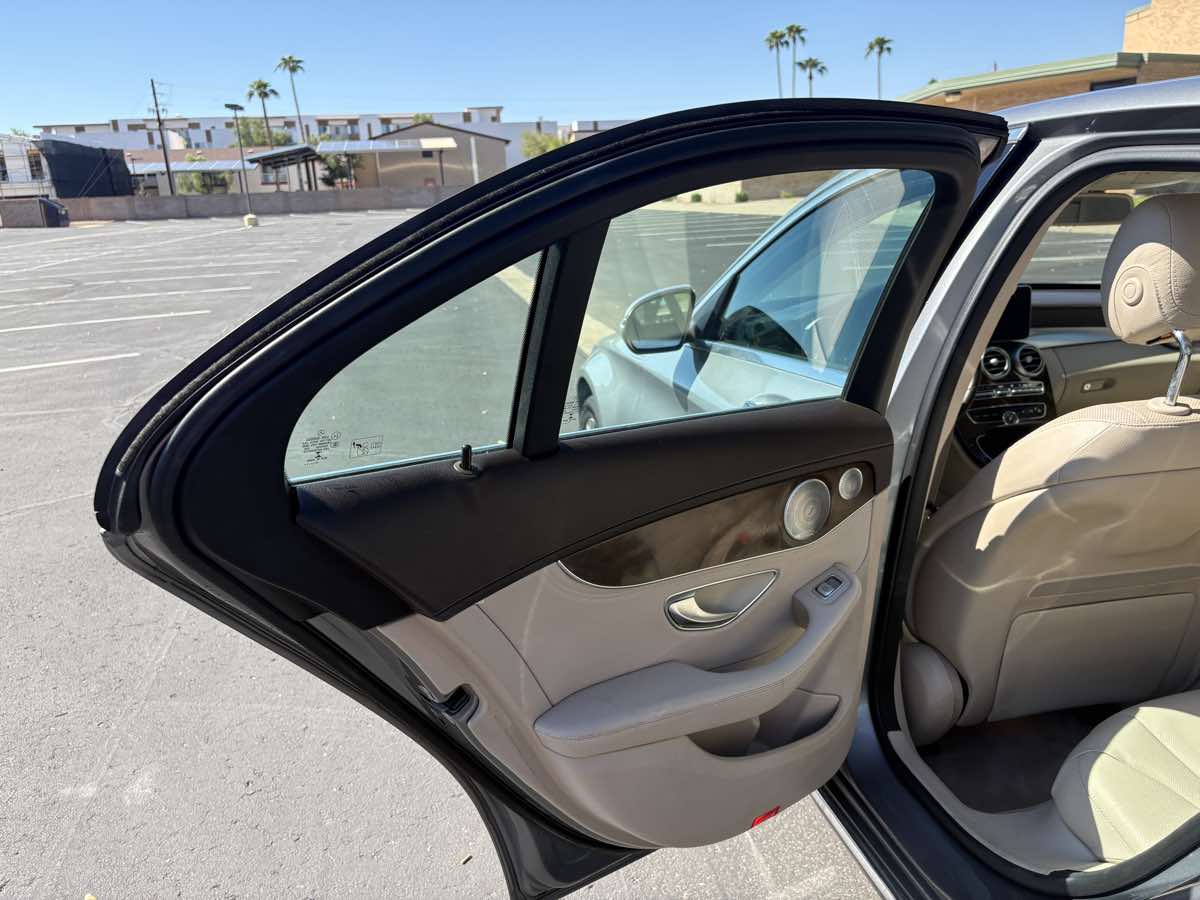 Mercedes-Benz C300 photo 13
