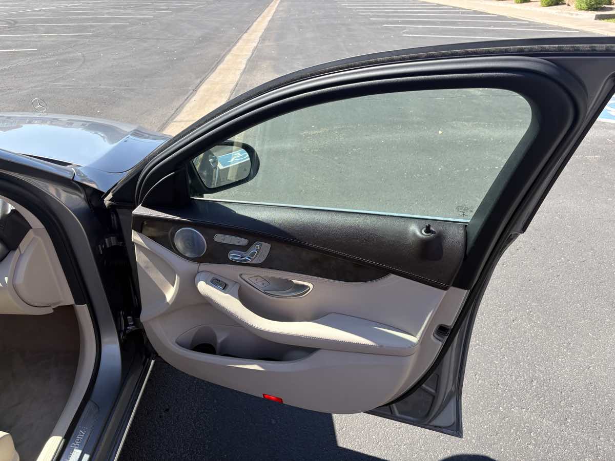 Mercedes-Benz C300 photo 22