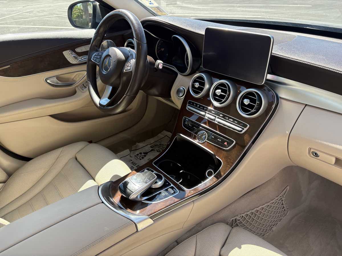 Mercedes-Benz C300 photo 24