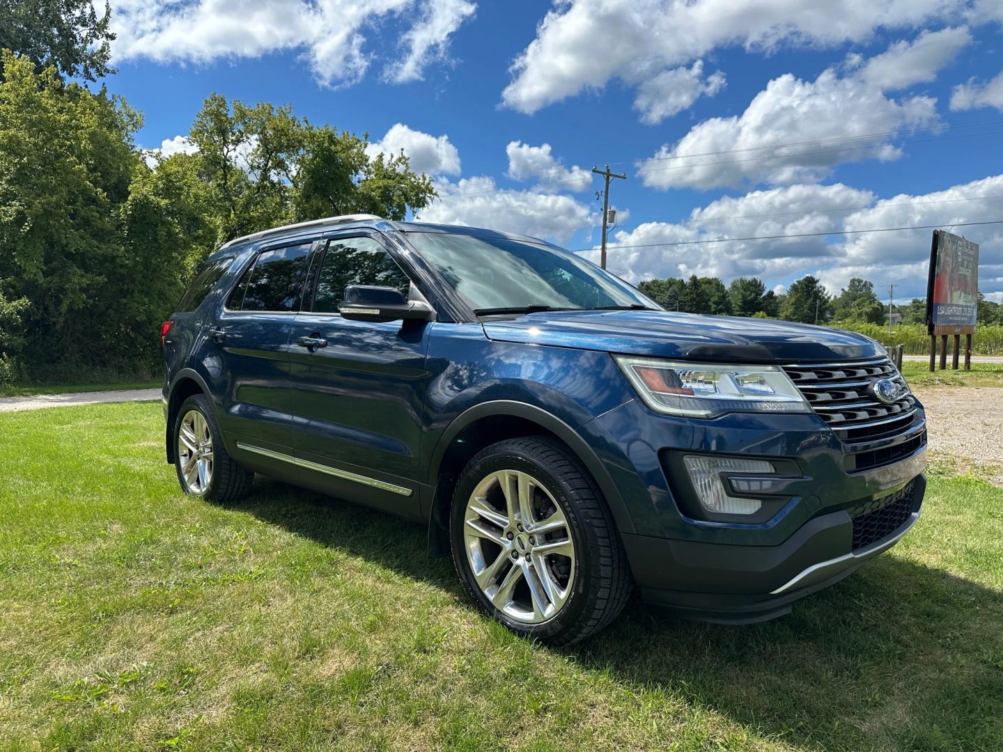 2017 Ford Explorer XLT photo 3