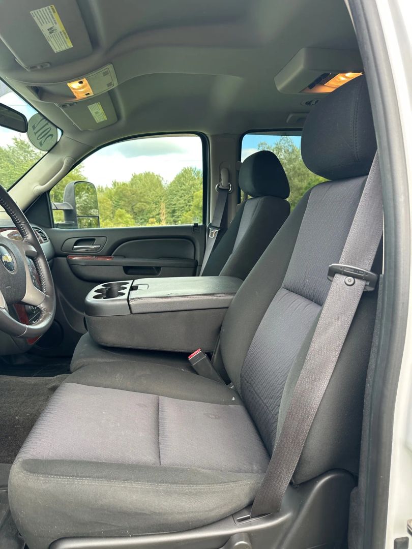 2012 Chevrolet Suburban LS photo 13