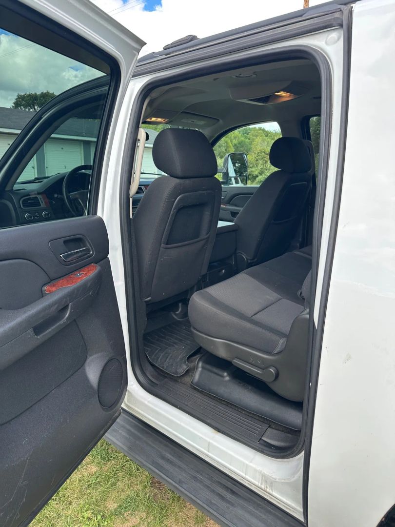 2012 Chevrolet Suburban LS photo 21