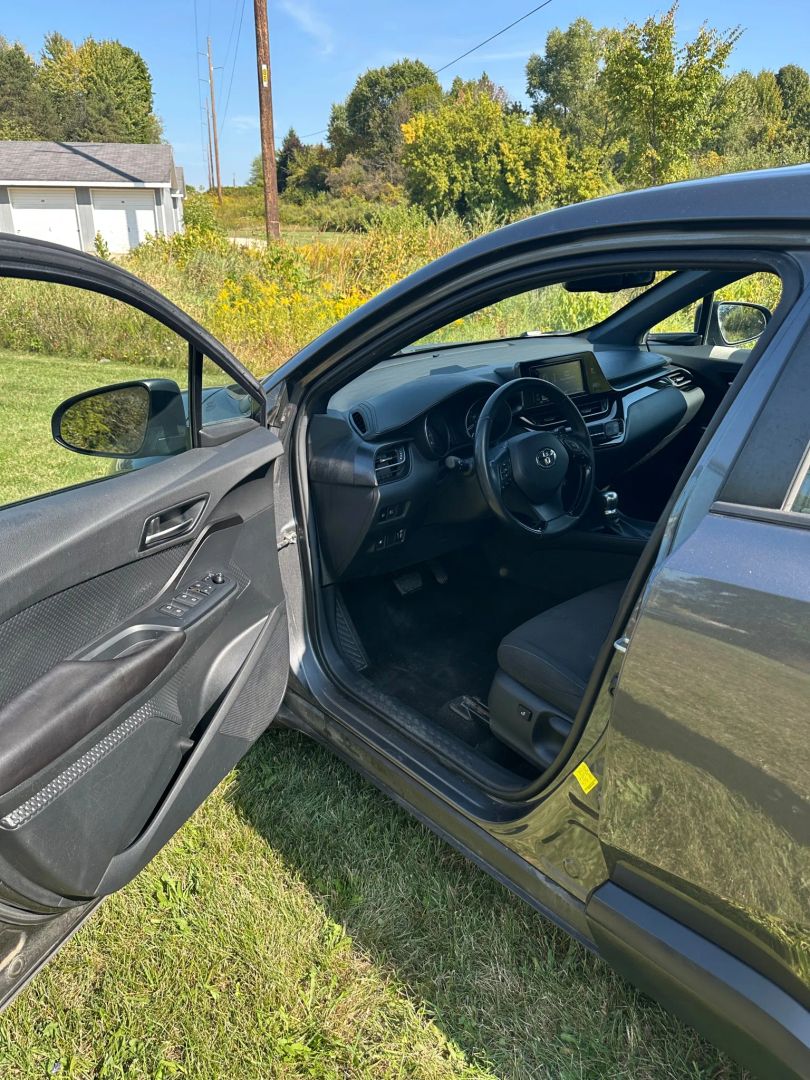 2018 Toyota C-HR XLE Premium photo 11