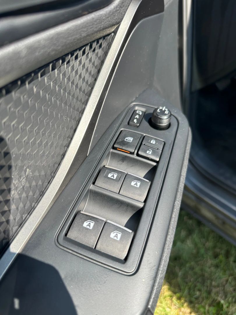 2018 Toyota C-HR XLE Premium photo 12