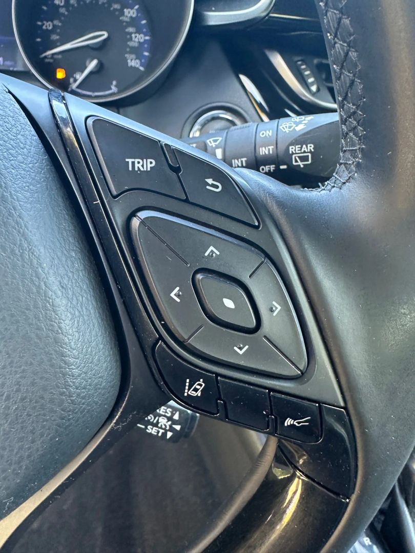 2018 Toyota C-HR XLE Premium photo 16