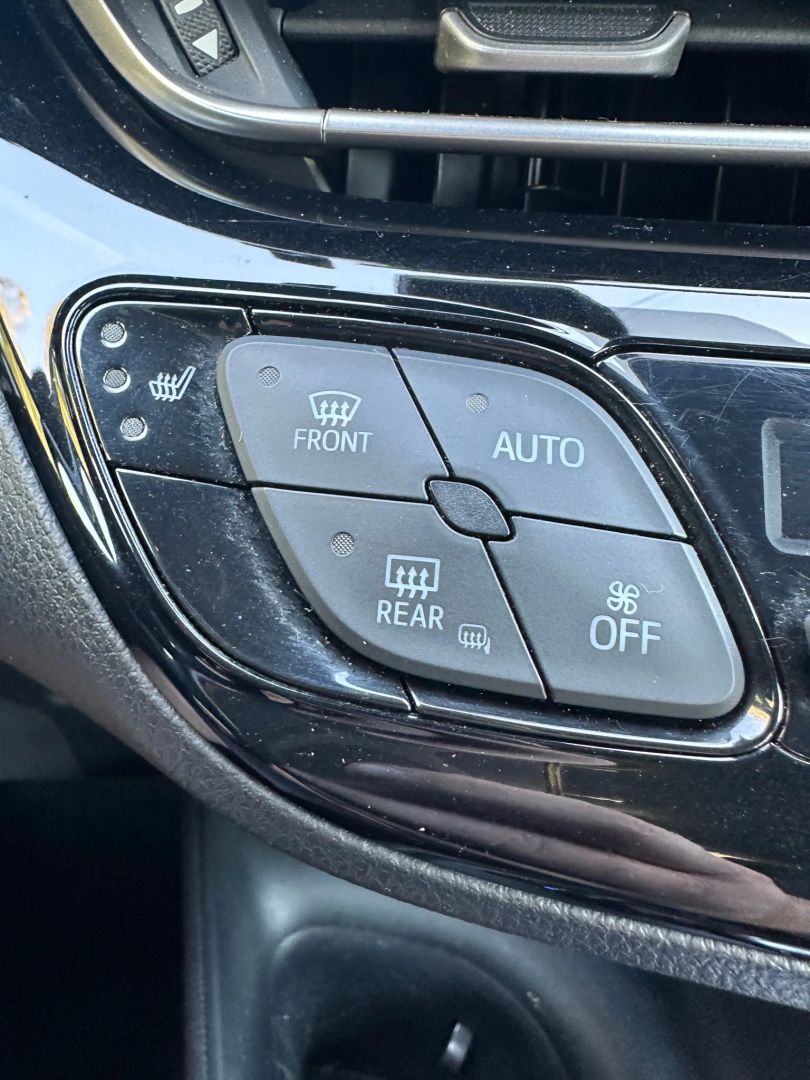 2018 Toyota C-HR XLE Premium photo 21