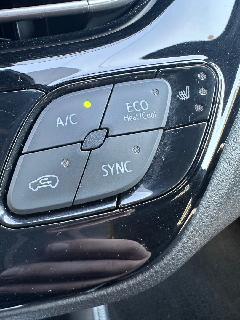 2018 Toyota C-HR XLE Premium photo 22