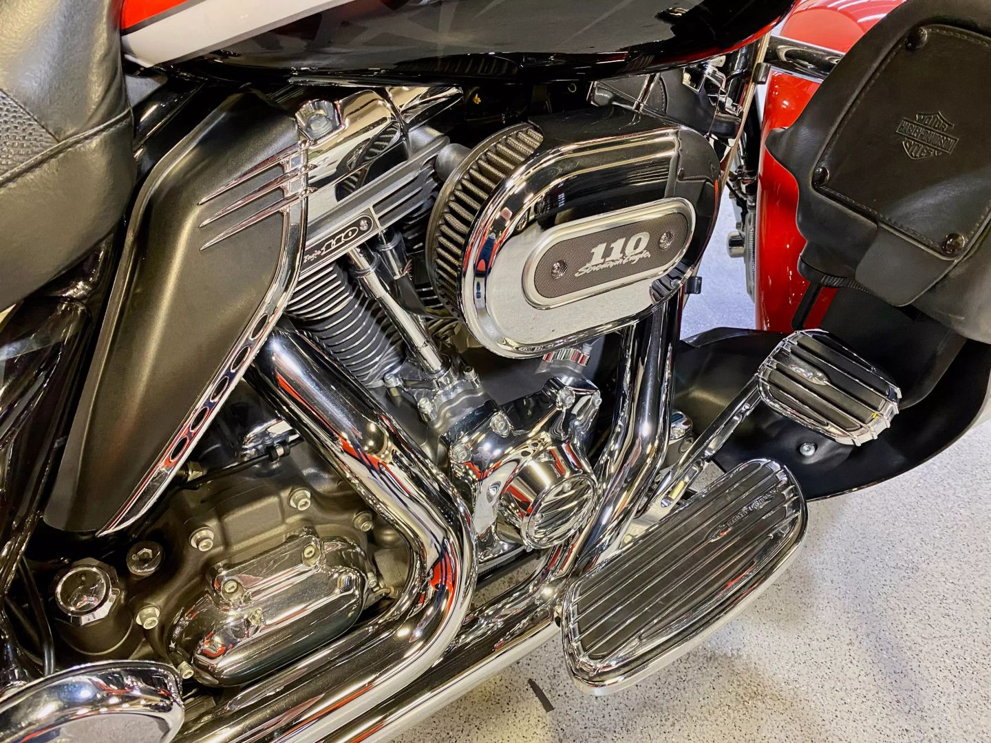2012 Harley Davidson CVO Electra Glide FLHTCUSE7 photo 8