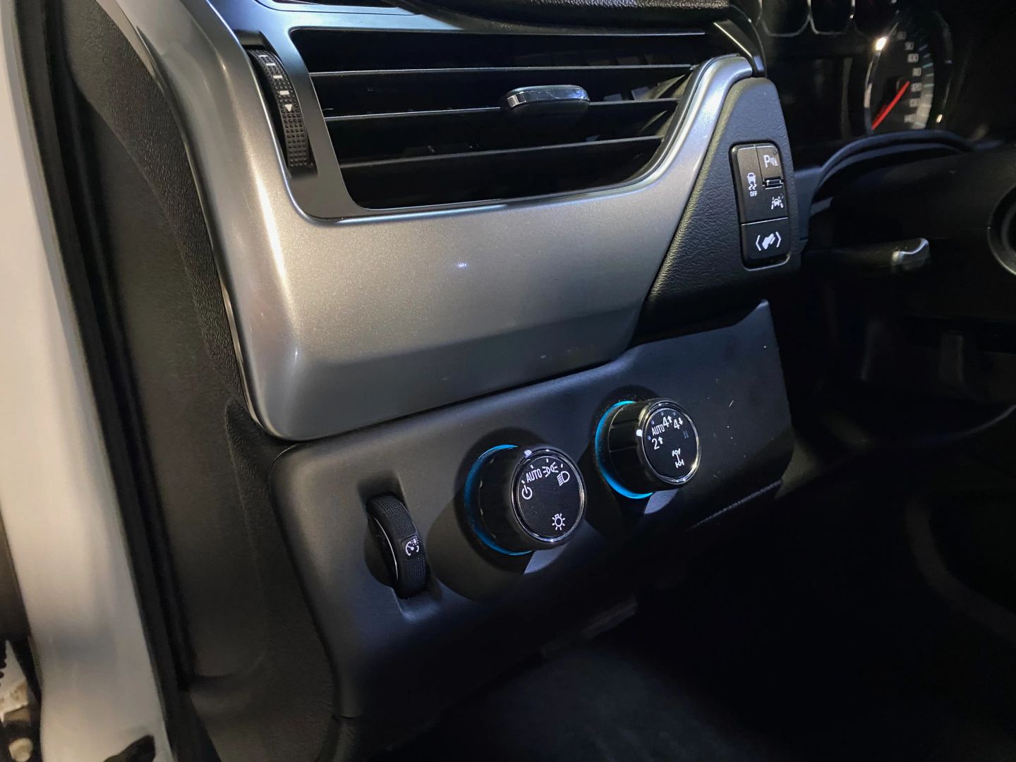 2017 Chevrolet Suburban LT photo 18