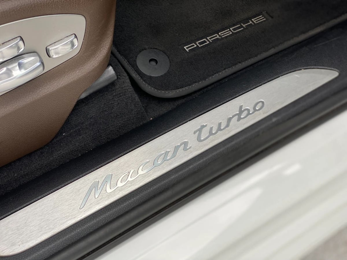 2015 Porsche Macan Turbo - Photo 17