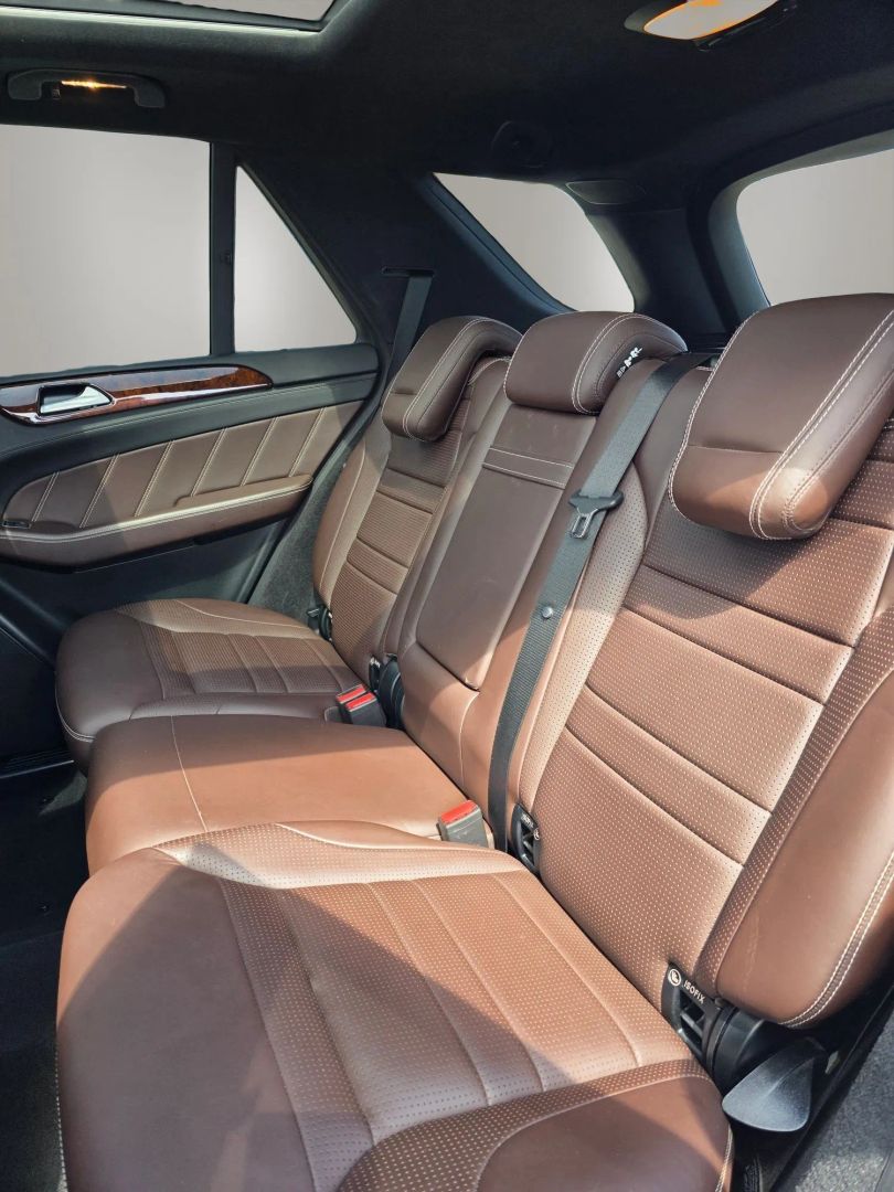 Photo 13 of this Mercedes-Benz ML 63