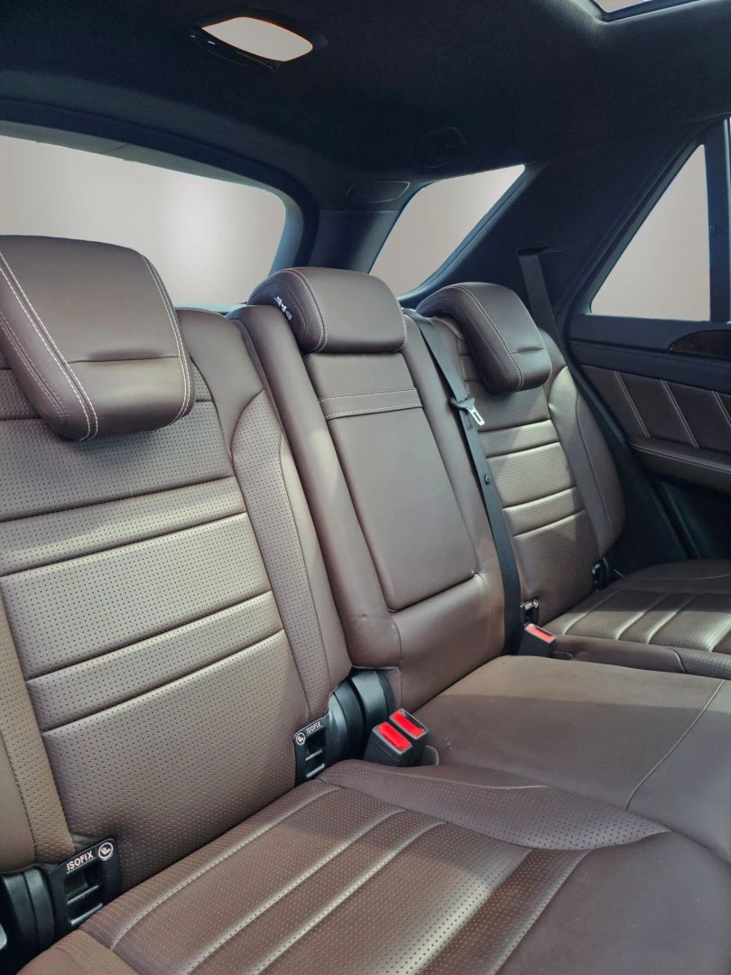 Photo 14 of this Mercedes-Benz ML 63