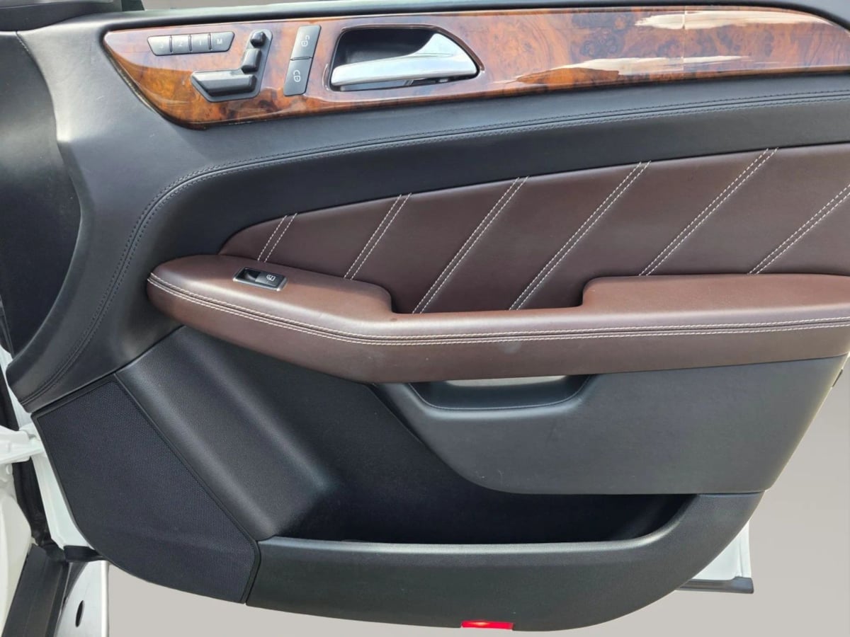 Photo 17 of this Mercedes-Benz ML 63