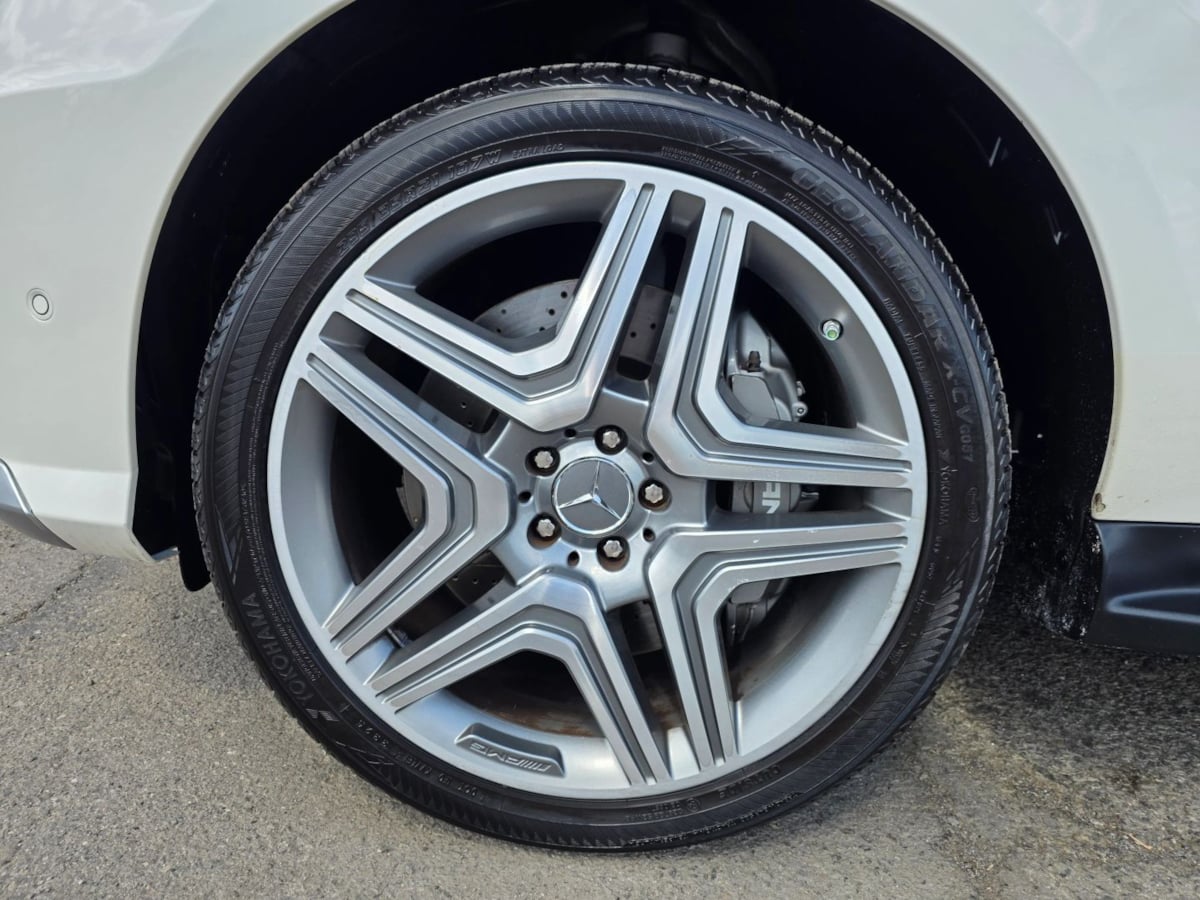 Photo 21 of this Mercedes-Benz ML 63