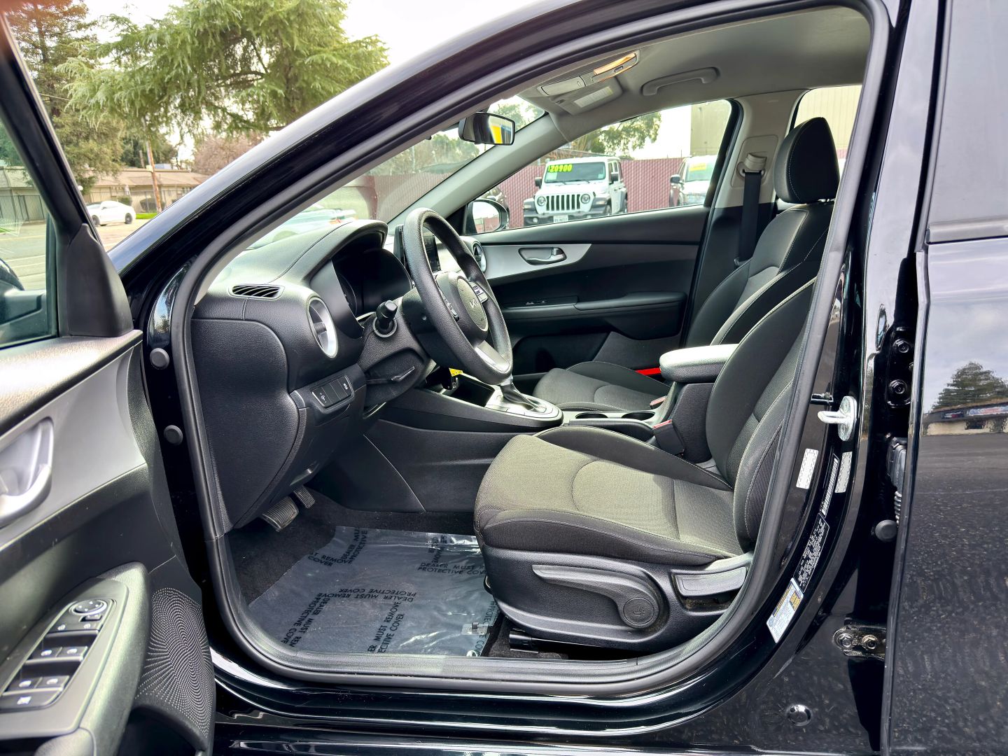 2023 Kia Forte LXS - Photo 8