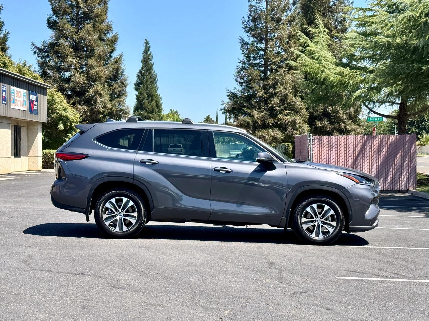 2021 Toyota Highlander XLE - Photo 2