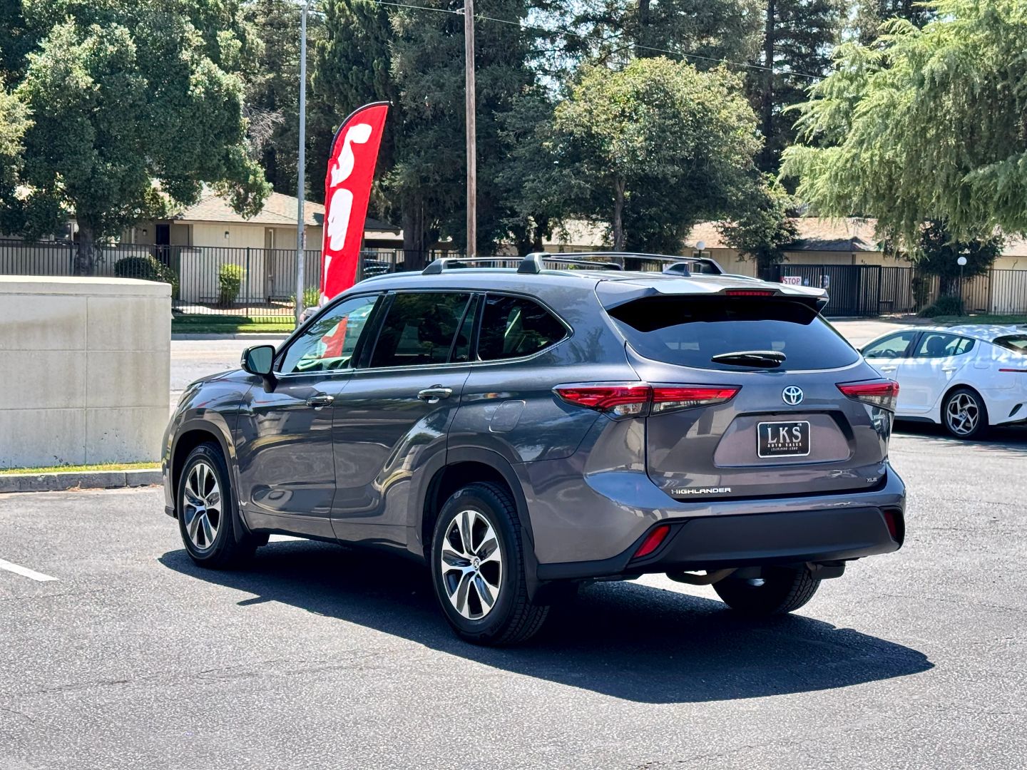 2021 Toyota Highlander XLE - Photo 5