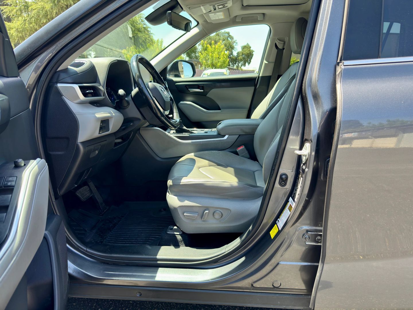 2021 Toyota Highlander XLE - Photo 8