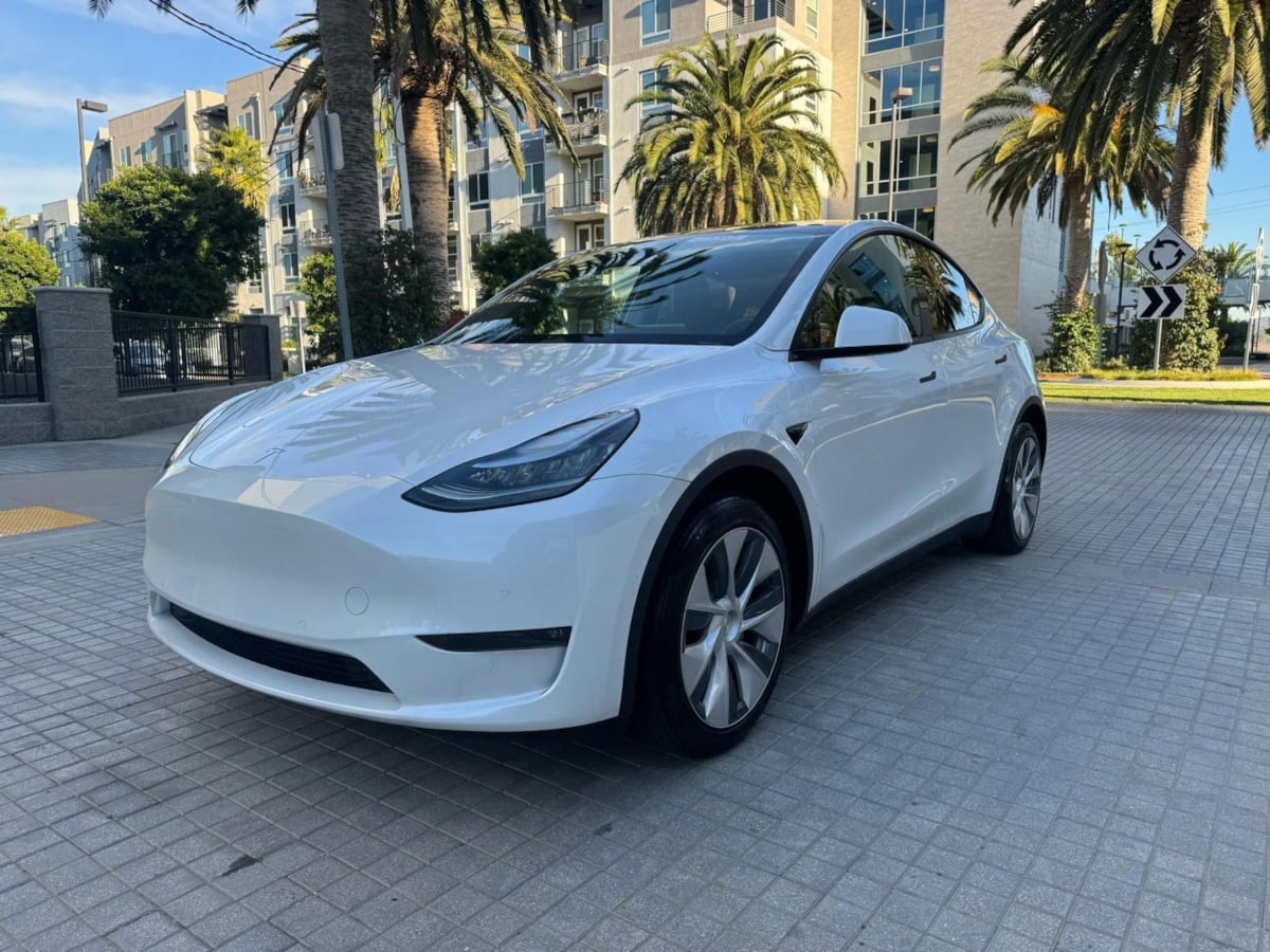 2024 Tesla Model Y Long Range photo 3