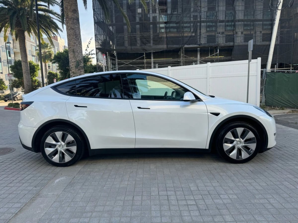2024 Tesla Model Y Long Range photo 4