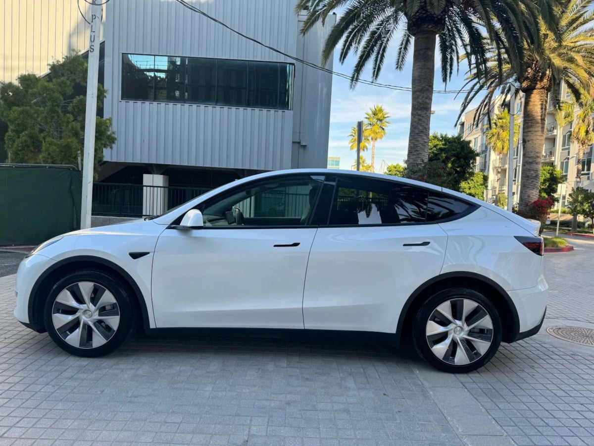 2024 Tesla Model Y Long Range photo 5