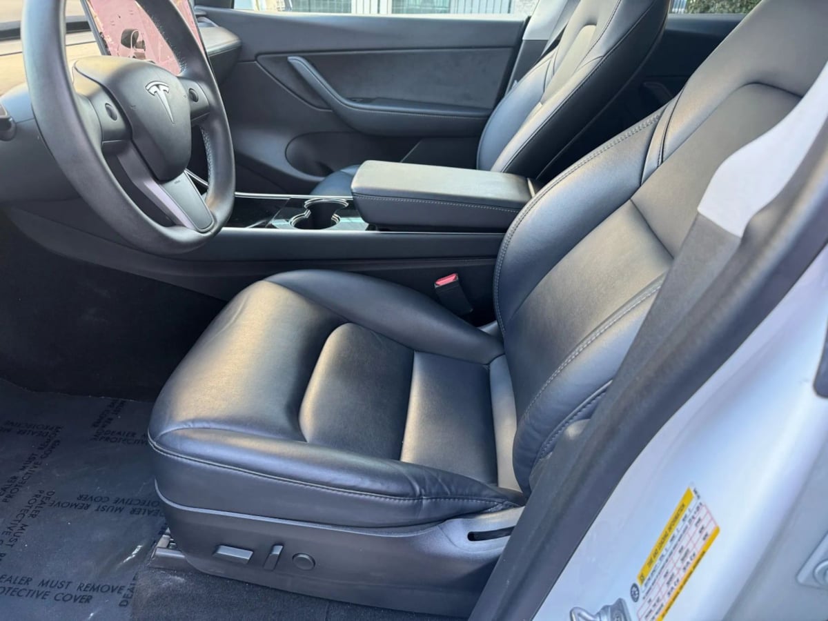 2024 Tesla Model Y Long Range photo 9