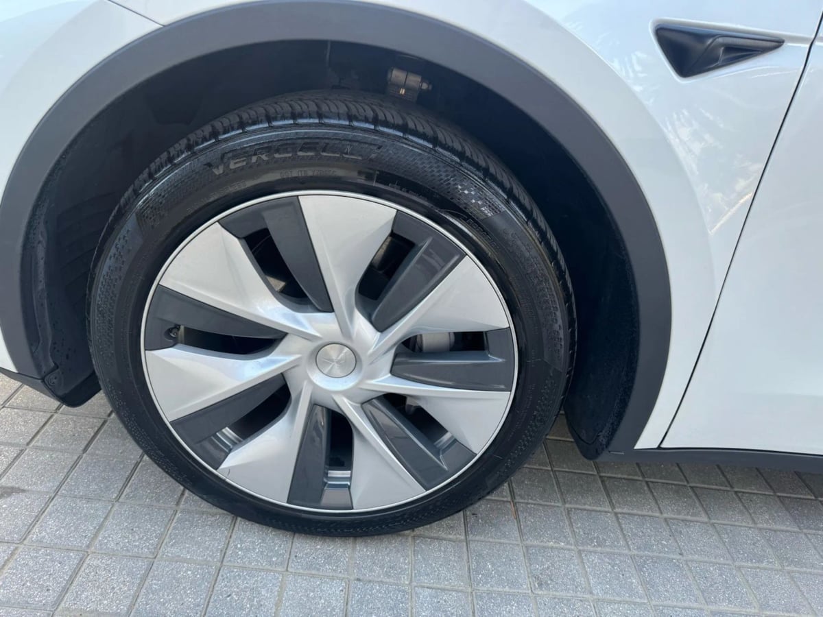 2024 Tesla Model Y Long Range photo 17