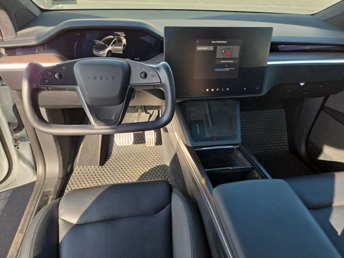 2023 Tesla Model X Standard Range photo 2