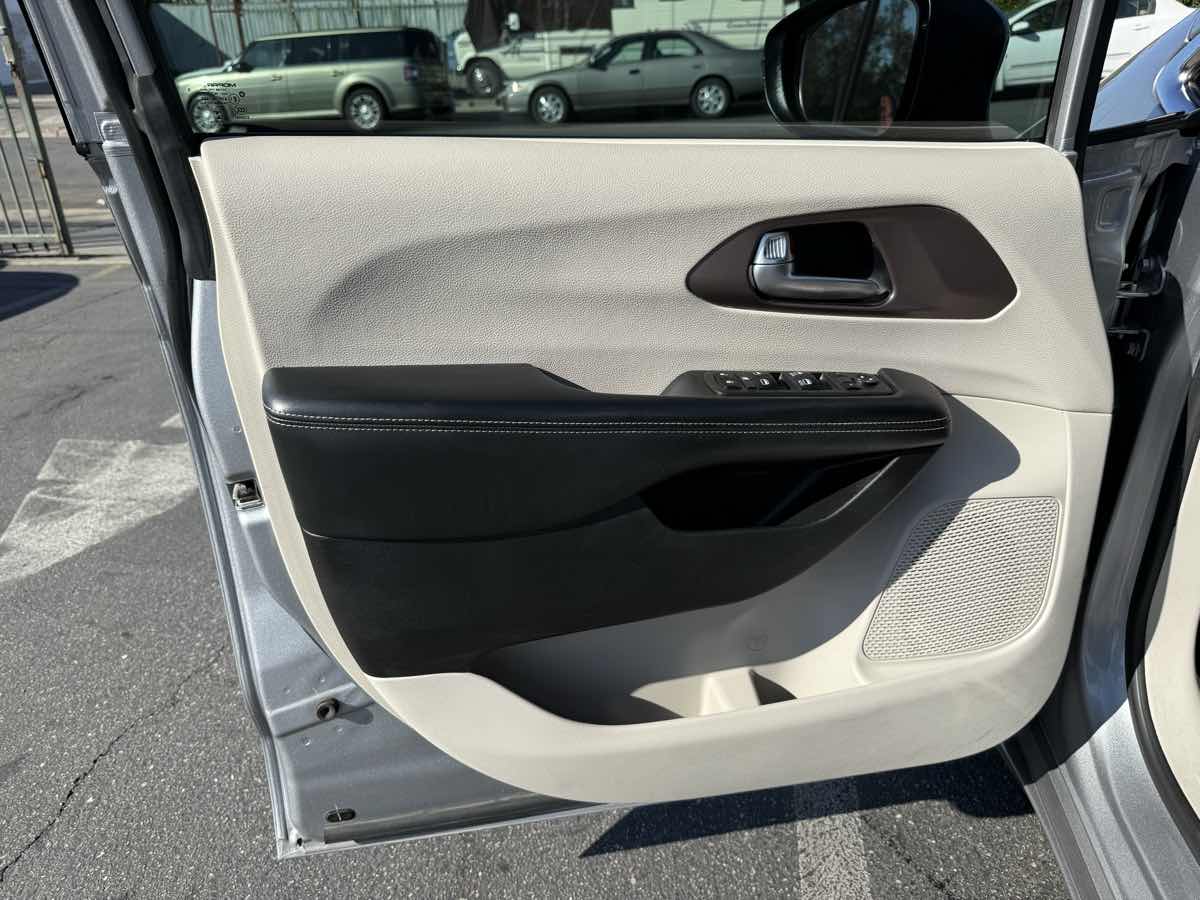 2021 Chrysler Voyager LXI - Photo 9
