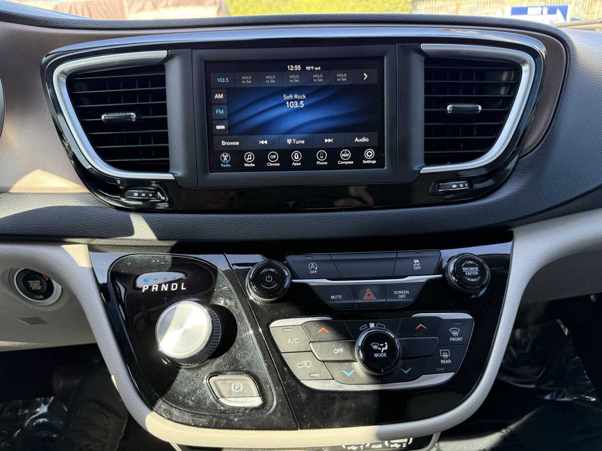 2021 Chrysler Voyager LXI - Photo 16
