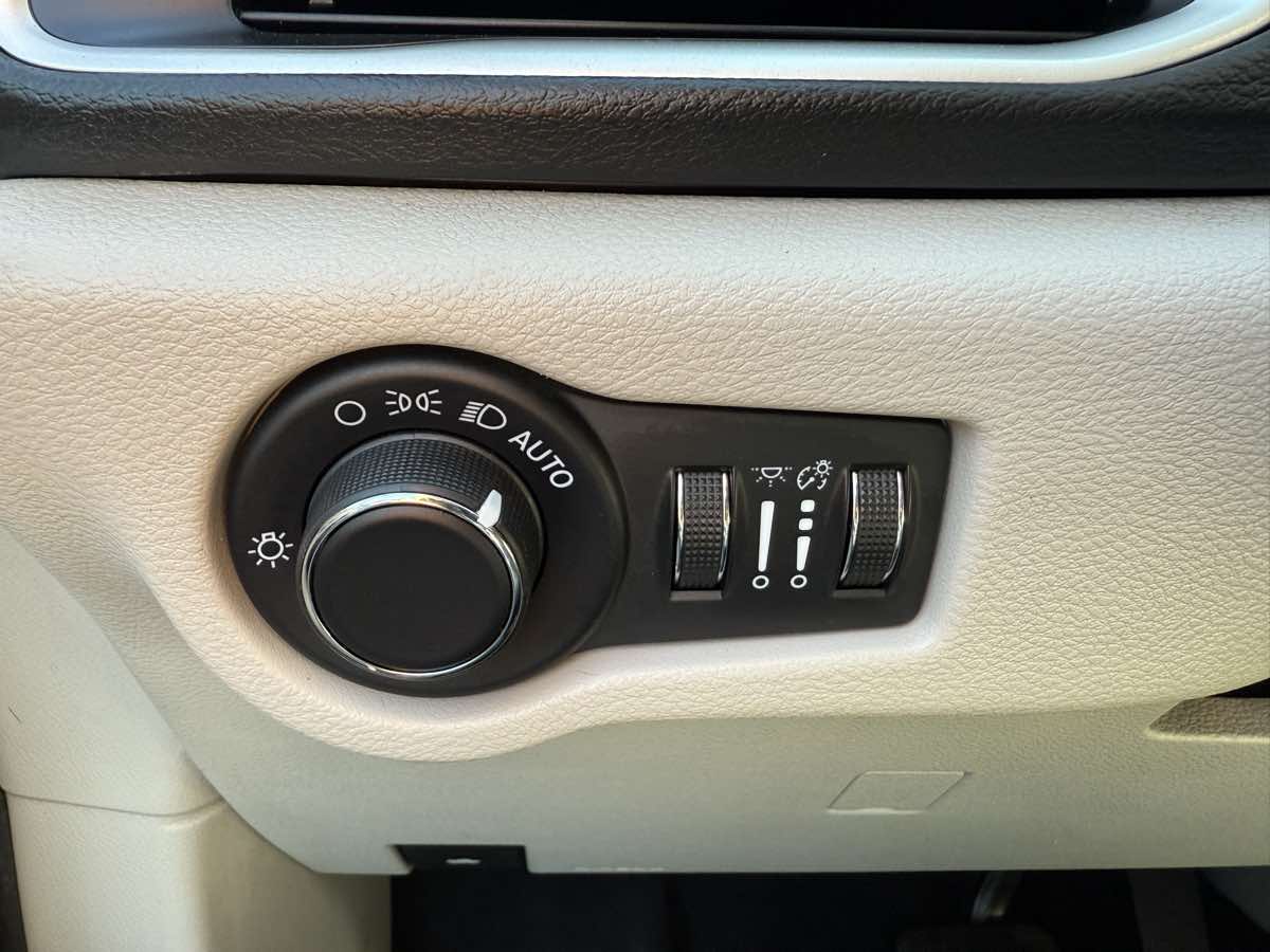 2021 Chrysler Voyager LXI - Photo 25