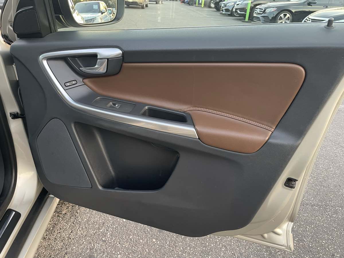 2017 Volvo XC60 T6 Dynamic - Photo 27
