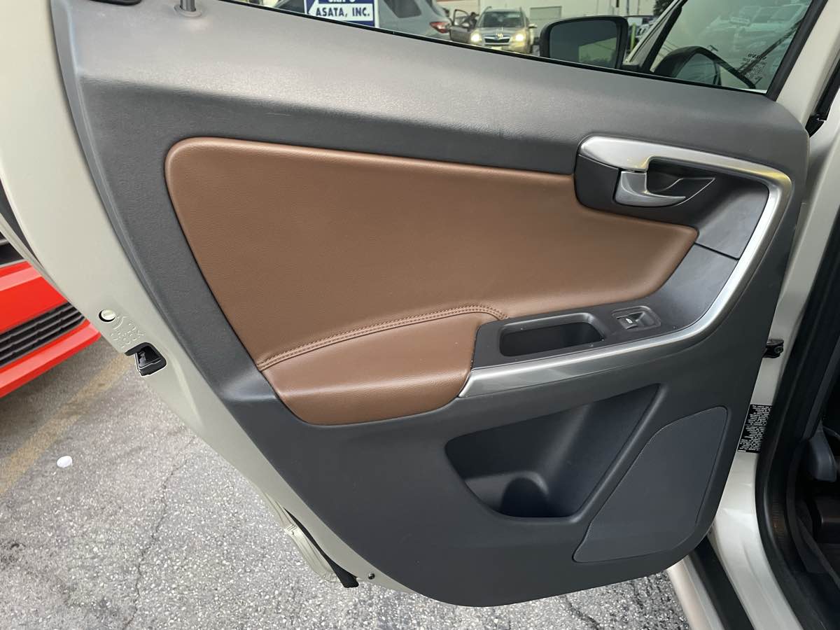 2017 Volvo XC60 T6 Dynamic - Photo 32