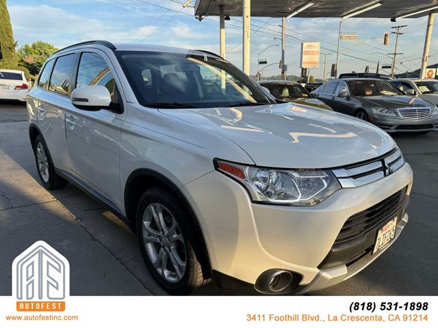 Diamond White Pearl 2015 Mitsubishi Outlander SE SUV / Crossover Front-Wheel Drive Automatic